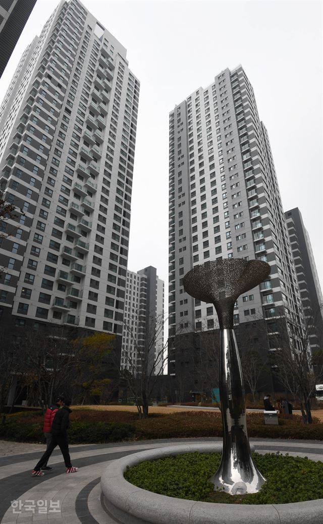 27일 전용 84㎡이 31억원에 거래되고 있는 서울 서초구 반포동 아크로리버파크 아파트 단지. 서재훈 기자