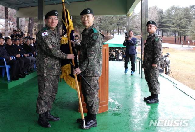 【화천=뉴시스】한윤식 기자 = 김혁수(왼쪽) 2군단장이 4일 박원호 신임 7사단장에게 부대기를 이양하며 악수하고 있다. 2018.12.04.(사진=육군 7사단 제공)ysh@newsis.com