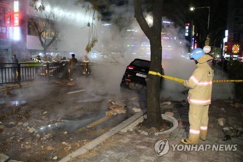 매몰된 차 (고양=연합뉴스) 이희열 기자 = 4일 오후 고양시 백석역 근처에서 지역 난방공사 배관이 터지는 사고가 발생, 주차된 차량이 매몰되어 있다. 2018.12.4 joy@yna.co.kr (끝)