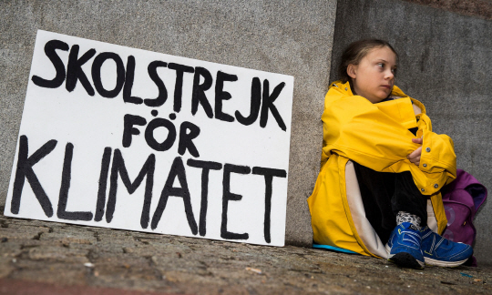 3일 폴란드 유엔기후변화협약 당사자총회에 참석한 그레타 툰베리(15) 양이 지난 8월 스웨덴 스톡홀름 국회 앞에서 ‘기후를 위한 등교 거부’라는 팻말을 들고 1인 시위를 벌이고 있다.   가디언 캡처