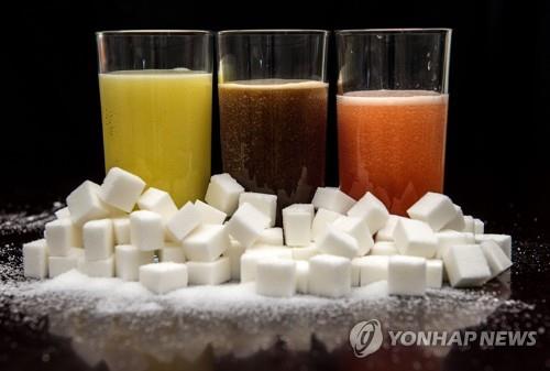 가당 음료와 설탕 [연합뉴스 자료사진]