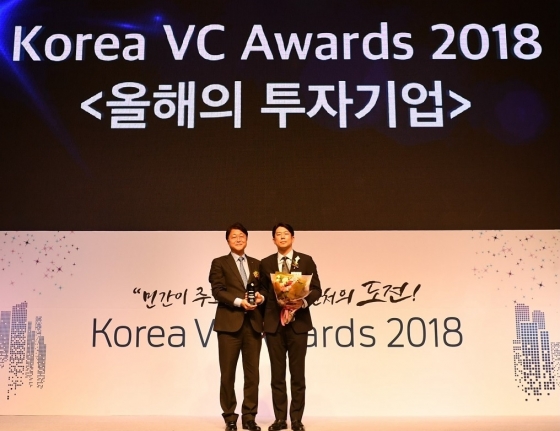 지난 5일 빅히트엔터테인먼트가 서울 서초구 양재동 엘타워에서 개최된 'Korea VC Awards 2018'에서 '올해의 투자기업'에 선정돼 권용상 CFO가 참석, 수상했다. (왼쪽부터) 주형철 한국벤처투자㈜ 대표, 권용상 빅히트 CFO /사진제공=한국벤처투자