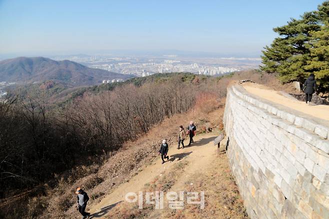 상당산성 암문으로 나오고 있는 관광객
