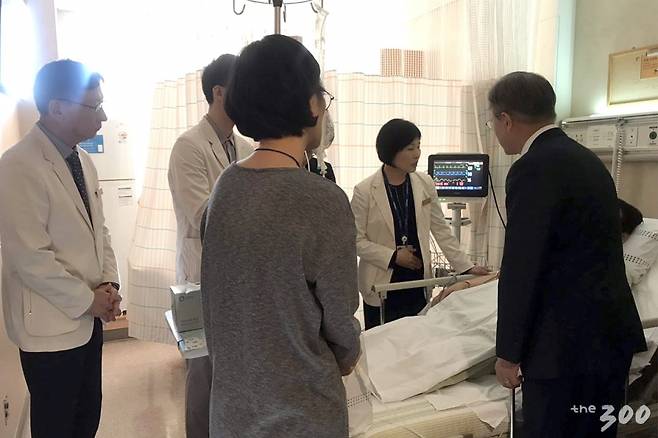 문재인 대통령은 7일 기획재정부 김 모 서기관이 입원한 병원을 찾아 그의 부인, 의료진과 함께 대화했다./사진=청와대 제공