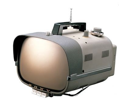 1960년 소니가 선보인 세계 최초 휴대용 TV. 소니 제공