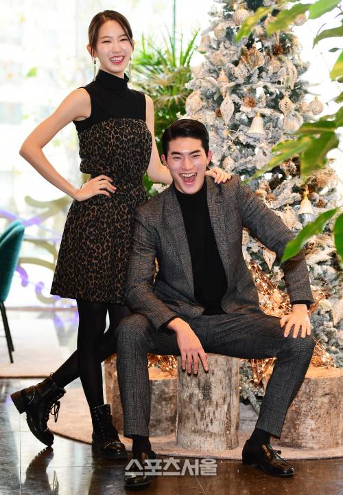 데이트를 즐기는 윤준협과 김수연. 개구진 윤준협 때문에 김수연은 촬영 내내 웃음을 지었다. 이주상기자 rainbow@sportsseoul.com