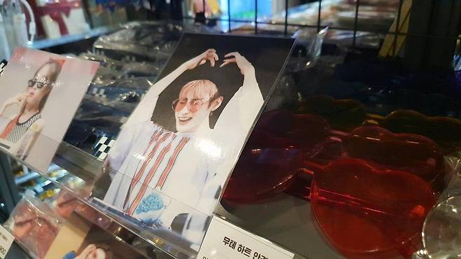 지난 7월 문을 연 ‘더쿠샵’에서 판매하는 ‘팬사템’들.