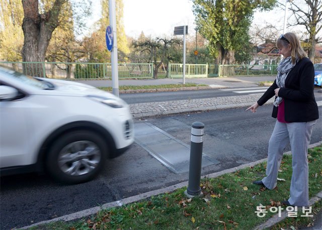 지난달 1일(현지 시간) 스웨덴 린셰핑시에서 에데바의 카린 비클룬드 마케팅매니저가 도로에 설치한 속도 감속 장치 ‘액티범프’를 소개하고 있다. 액티범프는 제한 최고 속도를 넘어 빠르게 달리는 차를 감지해 노면 깊이를 일부러 낮춰 운전자가 속도를 줄이도록 유도한다. 린세핑=구특교 기자 kootg@donga.com