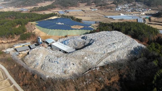 경북 의성군 단밀면 한 폐기물 처리장에 쓰레기가 산처럼 쌓여 방치되고 있다. [연합뉴스]