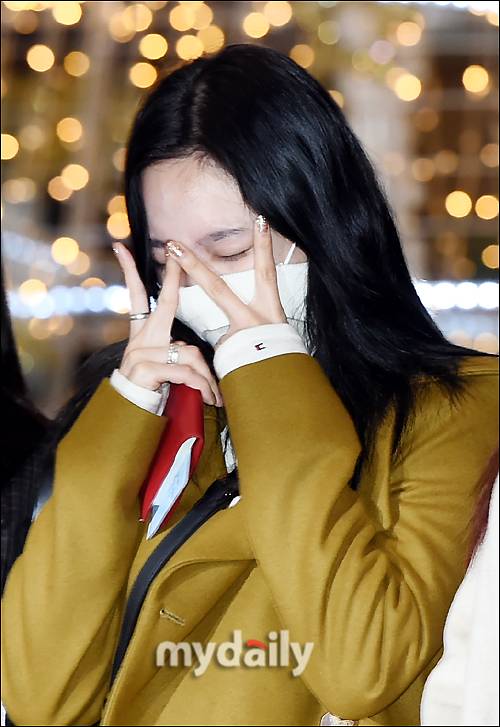▲ 트와이스 나연 '민낯 좀 가릴게요'