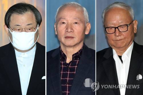'특활비 상납' 항소심 선고 출석하는 이병기·남재준·이병호 (서울=연합뉴스) 임헌정 기자 = 박근혜 정부의 청와대에 국가정보원 특수활동비를 상납한 혐의로 기소된 이병기(왼쪽부터), 남재준, 이병호 전 국정원장이 11일 서울 서초동 서울고등법원에서 열린 항소심 선고공판에 출석하며 각각 법정으로 향하고 있다. kane@yna.co.kr (끝)