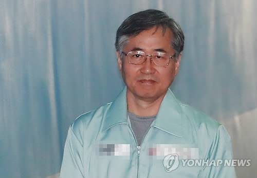 추명호, 재판 출석 (서울=연합뉴스) 홍해인 기자 = 추명호 전 국정원 국익정보국장이 지난 5월 9일 오전 서울 서초동 중앙지법에서 '국정원 불법사찰' 사건 재판에 출석하기 위해 법정으로 향하고 있다. 2018.5.9 hihong@yna.co.kr (끝)