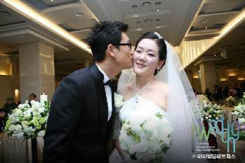 박경모(왼쪽) 감독과 박성현 감독의 결혼 당시 모습. 제공 | 아이웨딩네트워크