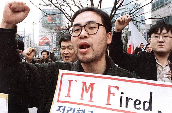 ⓒ연합뉴스 1997년 12월17일 정부의 경제정책 실패에 대한 책임을 물으며 시위를 벌이는 한국 노동자들.