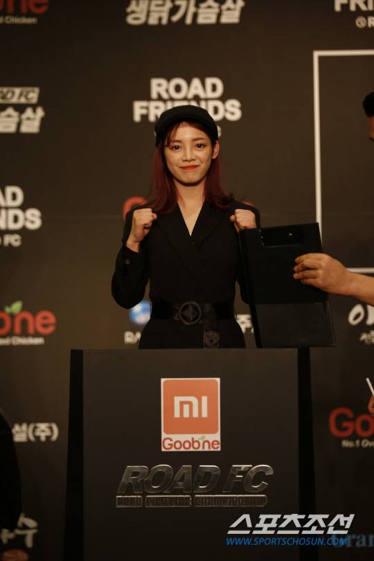 이예지가 계체량을 통과한 뒤 포즈를 취했다. 사진제공=로드FC