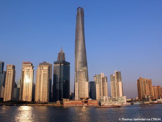 632m로 세계 2위 높이의 초고층 마천루 상하이타워. 2015녀 완공됐다. 중국은 200m 이상 높이의 초고층 빌딩을 2016년부터 연간 80개 이상씩 건설하고 있다. [사진=세계초고층도시건축학회(CTBUH)]