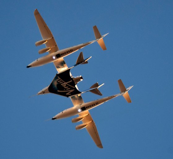 유인우주선 스페이스쉽2(가운데)가 견인항공기와 함께 이륙해 날아가고 있다.[로이터=연합뉴스]
