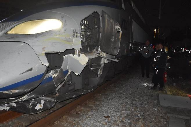 지난 11월 19일 서울역으로 진입하던 KTX 열차가 선로 보수작업 중이던 포클레인의 측면을 들이받아 작업자 3명이 다쳤다. / 연합뉴스