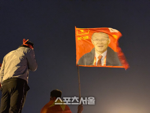 15일 미딩 국립경기장 앞에서 한 축구 팬이 박항서 깃발을 흔들고 있다.하노이 | 정다워기자