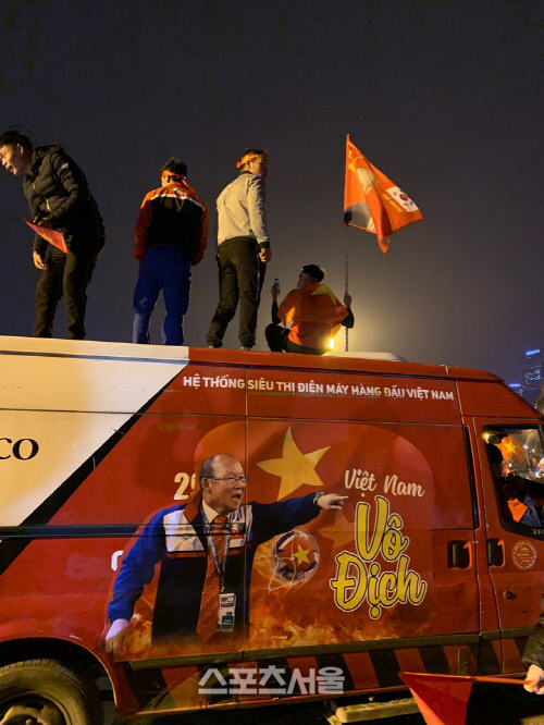 15일 미딩 국립경기장 앞에서 축구 팬이 박항서 깃발을 흔들고 있다.하노이 | 정다워기자