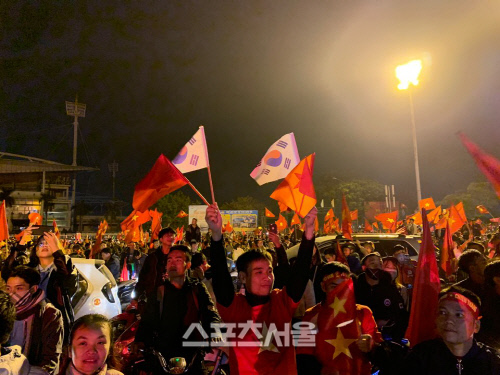 15일 미딩 국립경기장 앞에서 한 축구 팬이 태극기를 흔들고 있다.하노이 | 정다워기자