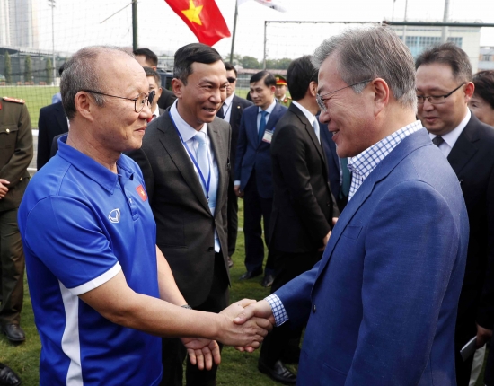 문재인 대통령이 지난 3월 22일(현지시간) 베트남 하노이 베트남축구협회 국가대표 훈련장을 방문해 박항서 감독과 인사하고 있다. 뉴시스