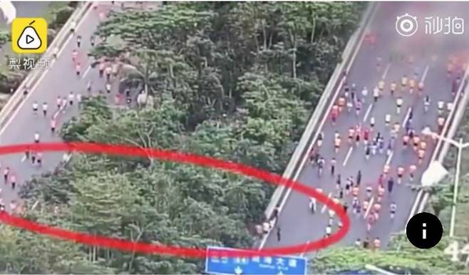 중국 선전에서 열린 마라톤 대회에서 참가자들이 도로 가운데 화단을 무더기로 가로지르는 것이 교통카메라에 포착됐다. 출처:사우스차이나모닝포스트