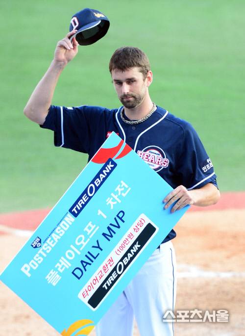 18일 마산구장에서 NC와 두산의 KBO리그 플레이오프 1차전이 열렸다.1차전 데일리MVP 두산 니퍼트가 모자를 벗어 인사하고 있다.2015. 10. 18. 마산 | 최승섭기자 thunder@sportsseoul.com