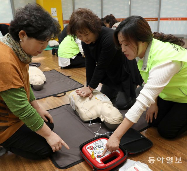 지난달 30일 서울 광진구의 광나루 서울시민안전체험관에서 시민들이 강사에게서 심폐소생술 방법을 배우고 있다. 이 교육은 서울시 ‘시민안전파수꾼’이 되기 위한 프로그램의 하나로 이뤄졌다. 안철민 기자 acm08@donga.com