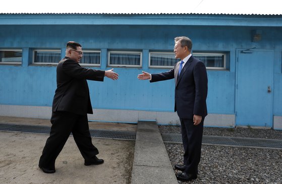 지난 4월27일 판문점에서 첫 정상회담을 한 문재인 대통령과 김정은 북한 국무위원장. [연합뉴스]