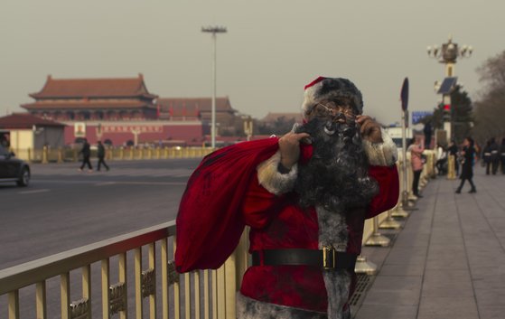 2015년 중국발 미세먼지 문제에 항의하기 위해 베이징에서 선보인 검은산타 캠페인. [사진 환경재단]
