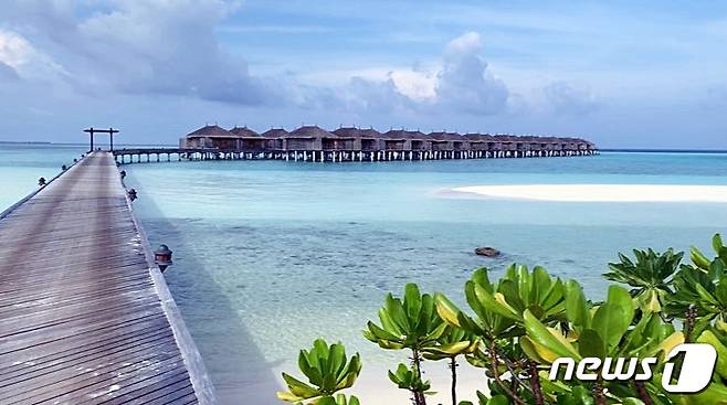 수상 방갈로 객실인 '워터빌라'로 가는 기다란 목조다리© News1