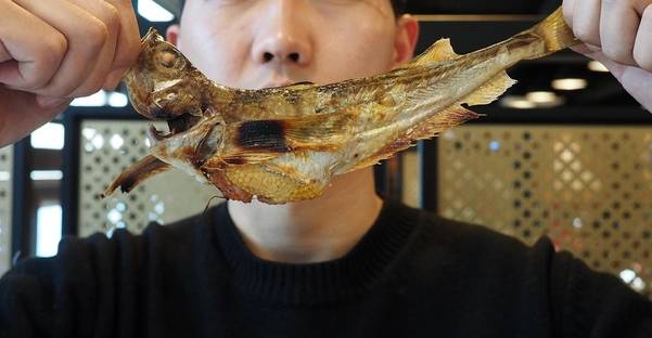 겨울 대표 별미 생선 도루묵이 지금 절정의 맛이다. 조금만 지나면 알이 너무 딱딱해 맛이 떨어진다./김성윤 기자