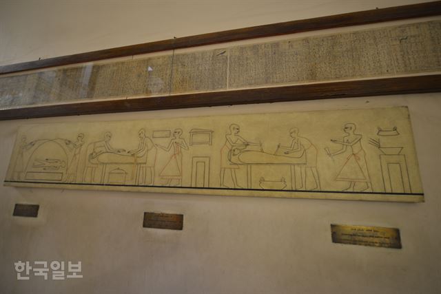 이집트박물관 파라오 미라관으로 가는 통로 벽에 미라 제작과정이 그려져 있다.