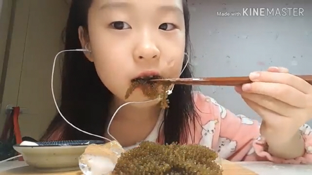 초등학생 유튜버 ‘띠예’가 바다포도를 먹고 있다. /유튜브 캡처