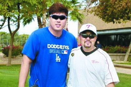 류현진은 김용일 전 LG 코치(오른쪽)를 최근 개인 트레이너로 영입했다. [사진 에이스펙코퍼레이션]