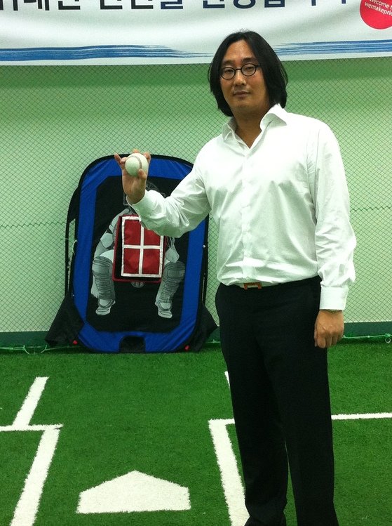 2011년 9월 서울 삼성동 자신의 건물에 마련된 야구연습장에서 포즈를 취하고 허민 대표이사.[중앙포토]