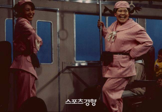 1996년 ‘기쁜 우리 토요일=영자의 전성시대’에서 서혜린과 연기하던 모습. 경향신문 DB