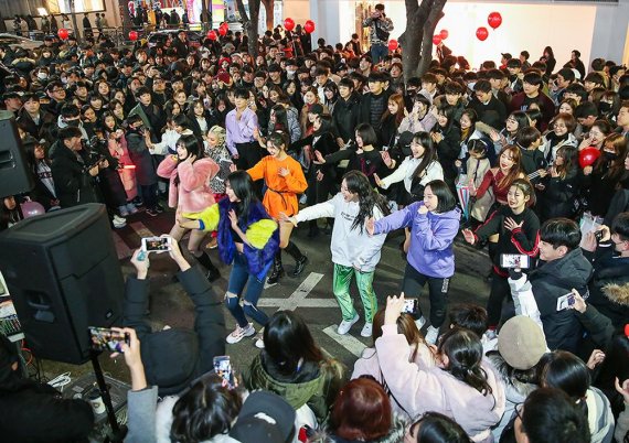 틱톡이 지난 22일 오후 서울 마포구 홍대입구 인근에서 플래시몹 행사를 진행했다. 사진=틱톡