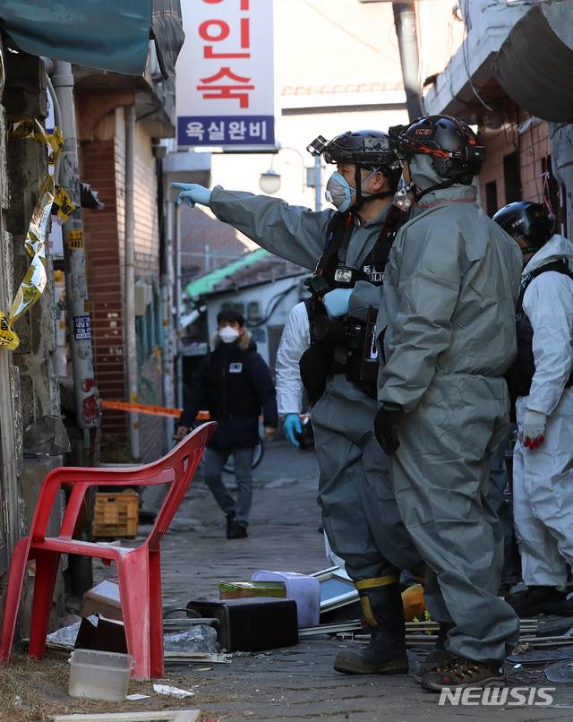 【서울=뉴시스】이영환 기자 = 24일 오전 서울 강동구 천호동 성매매업소 화재 현장에서 경찰과 소방당국, 국립과학수사연구원, 한국전력 등 관계자들이 2차 합동 감식을 하고 있다. 지난 22일 오전 11시 4분께 일어난 화재로 2명의 사망자와 3명의 부상자가 발생했다. 2018.12.24. 20hwan@newsis.com