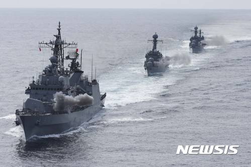 【서울=뉴시스】광개토대왕함, 원주함, 광명함(앞쪽부터)에서 함포를 발사하고 있다. 2017.03.24. (사진=해군 제1함대사령부 제공) photo@newsis.com
