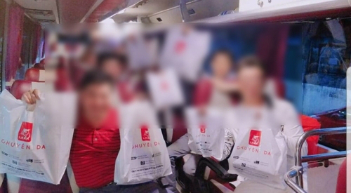관광버스 타고 선물 받으러 온 한국인들. 라까 페이스북 화면 캡처