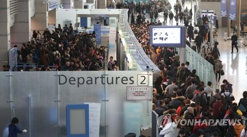 해외여행객으로 붐비는 인천국제공항  [연합뉴스 자료사진]