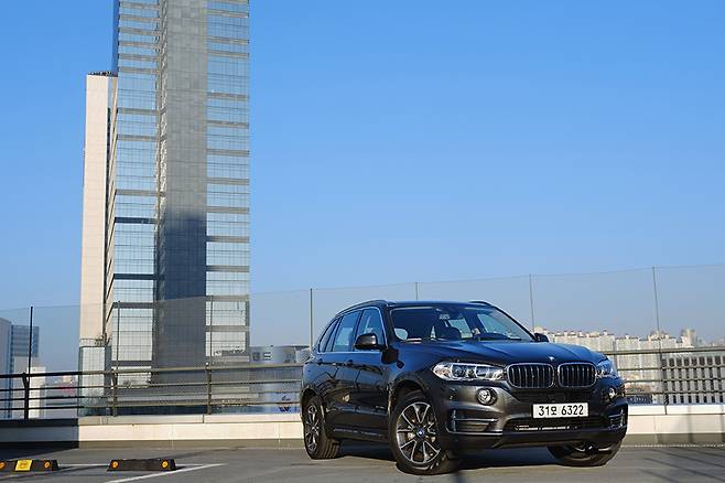 BMW 최초의 PHEV, X5 xDrive40e와 자유로 주행에 나섰다.