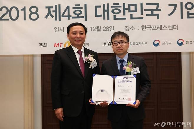 성용원 키웍스 본부장(사진 오른쪽)이 'ICT대상'을 수상하고 윤병훈 머니투데이 전무와 기념 촬영 중이다/사진=중기협력팀 오지훈 기자