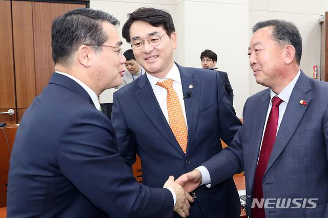 【서울=뉴시스】이종철 기자 = 한국당이 빠진 가운데 27일 서울 여의도 국회에서 열린 교육위원회 전체회의 '유치원 3법' 패스트트랙(신속처리안건)상정의 건이 통과된뒤 이찬열 위원장이 미래당 인제훈 간사와 민주당 박용진 의원에게 축하를 하고 있다. 2018.12.27.jc4321@newsis.com