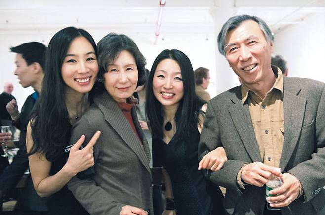 왼쪽부터 이소은, 어머니 최희향, 이소연, 아버지 이규천씨. / 이규천씨 제공