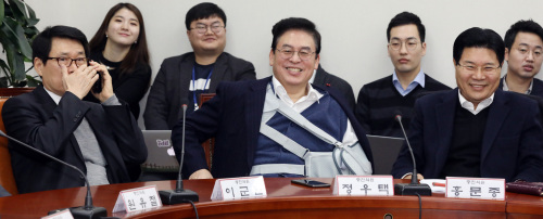 자유한국당 홍문종 의원(오른쪽)