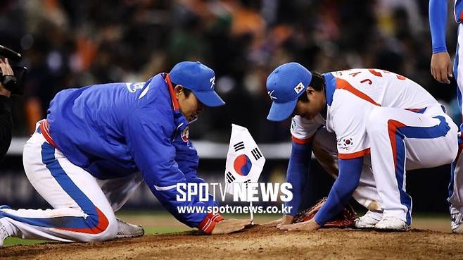 ▲ 2009년 월드베이스볼클래식(WBC) 2라운드에서 일본을 꺾고 4강 진출을 확정한 한국의 이진영(오른쪽)과 봉중근이 펫코파크 마운드에 태극기를 꽂고 있다