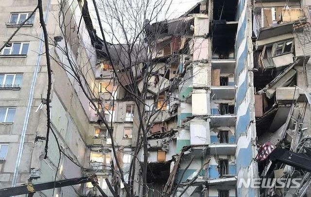 【서울=뉴시스】 러시아 첼랴빈스크주의 철강도시 마그니토고르스크 시의 한 고층아파트에서 31일(현지시간) 오전 가스폭발로 추정되는 사고가 발행해 최소 3명이 숨졌다고 타스통신 등이 보도했다. (사진=타스통신 캡처) 2018.12.31.